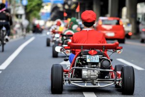 …Y en plena avenida, personajes de Mario Kart aparecieron haciendo una carrera (Fotos)