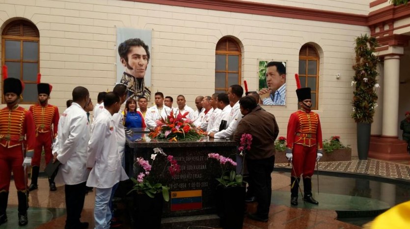 Médicos venezolanos honraron a Chávez antes de irse a combatir el ébola