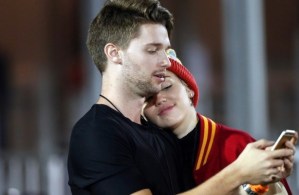 ¡Va en serio! Miley Cyrus y su nuevo novio disfrutan romántica cita en Los Angeles [Fotos]