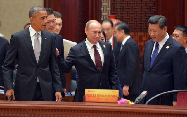 Foto: Barack Obama, Xi Jinping y Vladimir Putin (C) arrive at the Asia-Pacific Economic Cooperation 