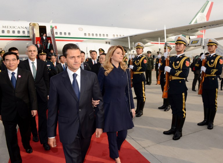 Peña Nieto llega a Pekín pese a crisis política en México