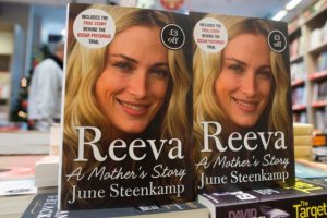 Madre de Reeva Steenkamp explica cómo Pistorius mató a su hija