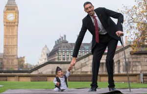El hombre más alto del mundo y el más bajo se reunieron en Londres (Fotos)