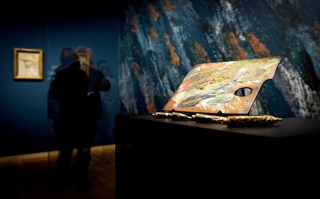 Una paleta y unos tubos de pintura pertenecientes al pintor holandés Vincent van Gogh se muestran en el museo Van Gogh, en Amsterdam, Holanda, hoy martes 25 de noviembre de 2014. El museo ha rediseñado la presentación de la colección para mostrar el desarollo de Van Gogh como artista. EFE / Koen Van Weel