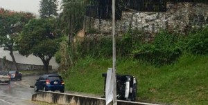 Camioneta volcada en la entrada hacia Altamira (Foto)