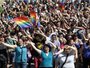 Jóvenes se concentraron para celebrar la novena versión del “Gay Parade Chile”