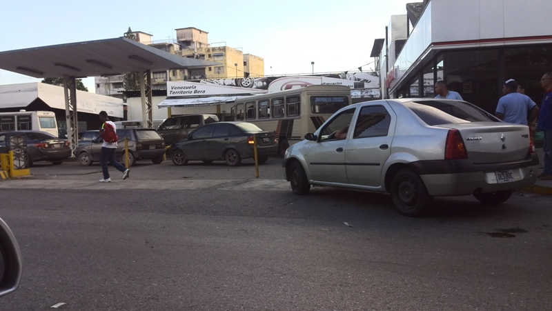 Hasta 2 horas de cola espera un conductor para surtir gasolina en Maracay