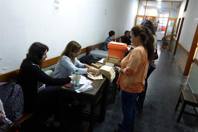 Cierran los colegios electorales en Uruguay en segunda vuelta presidencial
