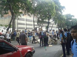 Estudiantes protestan en la Av. Andrés Bello por falta de agua y pupitres #13N (Fotos)