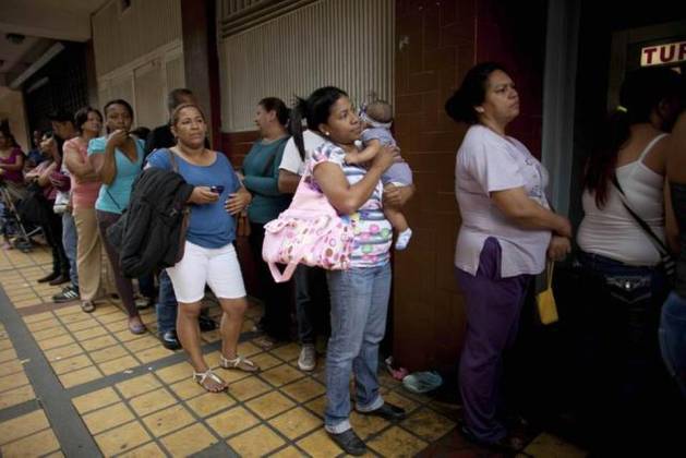 Venezolanos hacen cola para comprar pañales desechables (Foto AP)
