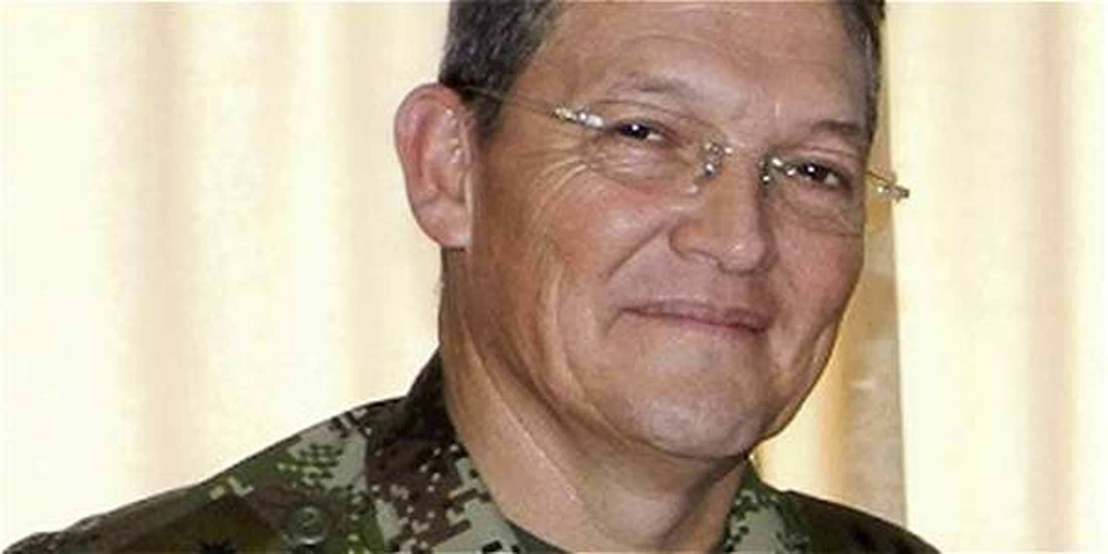 Polémica en Colombia por foto de general Alzate sonriendo junto a guerrillero de las Farc (Imagen)
