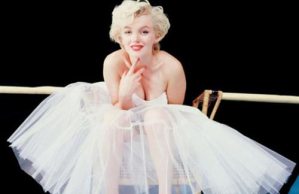 Un vestido de Marilyn Monroe protagoniza una subasta dedicada al pop