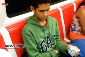 Resuelve con una mano el cubo de Rubik… ¡en el Metro de Caracas!