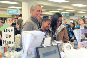 Obama compra libros con sus hijas en el día de apoyo a pequeño comercio