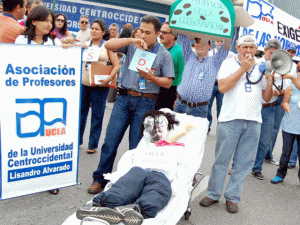 Profesores universitarios se declaran en conflicto