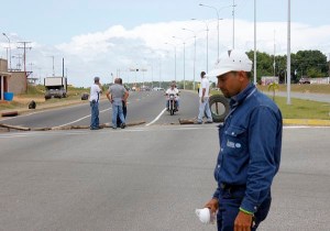 Trabajadores de Hidrobolívar cumplen cinco días en protesta