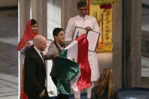 Detenido tras perturbar la ceremonia del Nobel agitando bandera mexicana (Fotos)