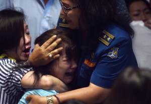 Recuperan cuerpos y restos de avión de AirAsia desaparecido en el mar