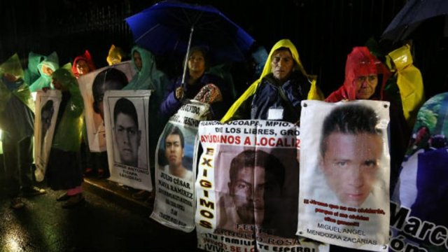 Padres de los 43 estudiantes mexicanos pasaron Navidad frente a la casa de Peña Nieto