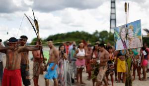 Indígenas enfrentan a la Policía con flechas frente al Congreso de Brasil
