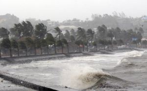 Tifón derriba viviendas al iniciar devastador recorrido en Filipinas