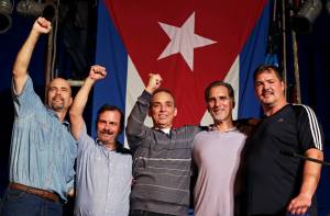 Los cinco espías cubanos liberados quieren visitar la tumba de Chávez