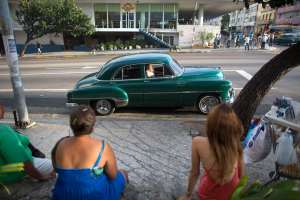 Estados Unidos flexibiliza viajes y comercio con Cuba