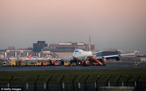 Un Boeing 747 aterriza de emergencia en Londres (Fotos y video)