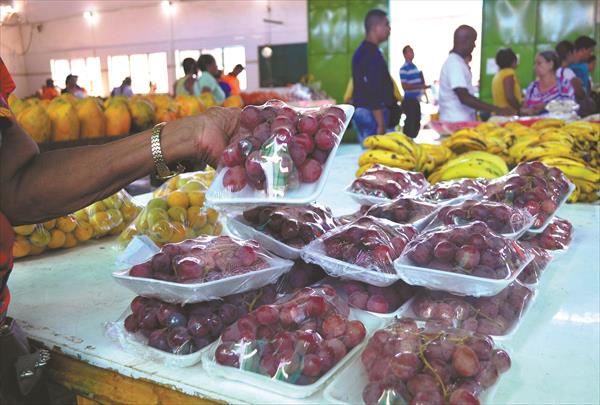 A Bs. 600 venden el kilo de uvas importadas
