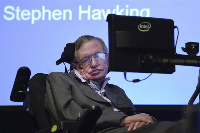 El astrofísico británico Stephen Hawking da una rueda de prensa en Londres (Reino Unido). El fabricante estadounidense de semiconductores Intel probó por primera vez con Hawking una nueva plataforma de comunicaciones creada por Intel que reemplace su sistema de décadas de antigüedad, lo que mejorará sustancialmente su habilidad para comunicarse con el mundo. (Foto EFE/Andy Rain)