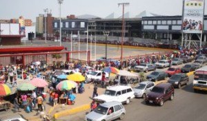Colas por leche y pernil desbordaron supermercados de Puerto La Cruz