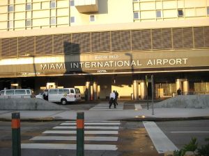 Médico venezolano debe pagar $90 mil por bromear sobre una bomba en aeropuerto de Miami