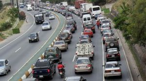 Congestión en la Caracas – La Guaira por gandola accidentada