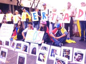Venezolanos piden liberación de los presos políticos frente al Palacio de Justicia (Fotos)