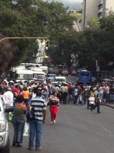 Buhoneros trancan la vía frente al mercado de Quinta Crespo (Fotos)