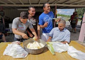 Padre e hijo cubanos, una balsa y un sueño peligroso