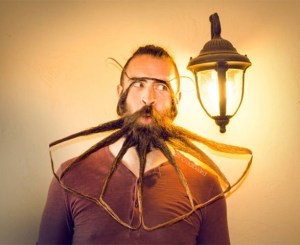 Mira a Mr. Incredibeard el hombre de las mil barbas…. (Foto) WTF!