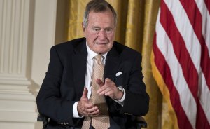 Expresidente Bush pasa segunda noche ingresado en un hospital