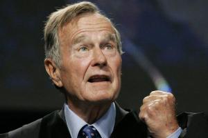 Expresidente George W.H. Bush es hospitalizado por problemas respiratorios