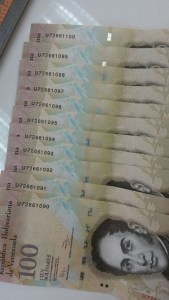 El desastre monetario en Venezuela, billetes de Bs. 100 e inflación