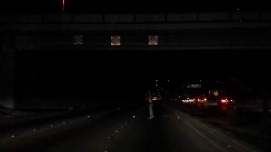 Se lanza de un puente para escaparse de la policía (Video)
