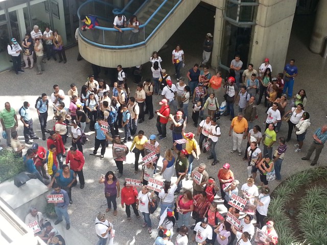 Chavista frente a la Embajada de Colombia (2)