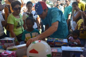 Capriles abogó por la reconciliación de los venezolanos durante entrega de juguetes