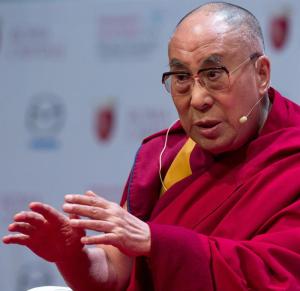 El Dalai Lama advierte de que la tecnología “puede convertirnos en esclavos”