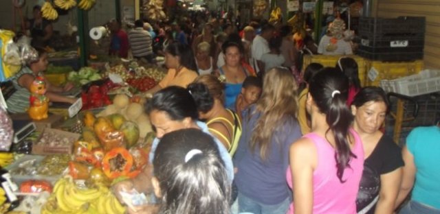 El-mercado-de-La-Mora-estuvo-abarrotado-durante-la-mañana-de-ayer (1)