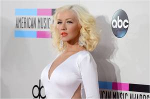Un sexy tapa pezones salvó a Christina Aguilera de mostrarlo todo