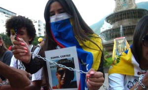 Jóvenes recibirán el 2015 encadenados por la libertad de los presos políticos