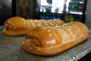 Escasez de levadura golpea el precio del pan de jamón