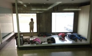 Pasajeros varados en Maiquetía: Tienen 25 horas esperando por un vuelo (+ tuits)