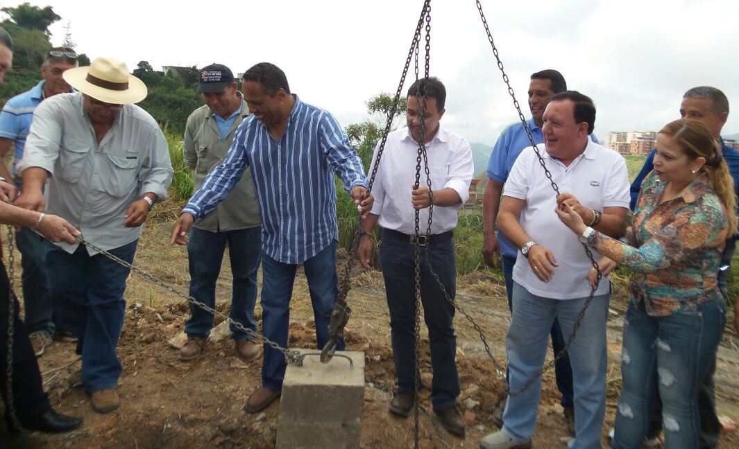 Colocan primera piedra para construcción de mercado en Carrizal